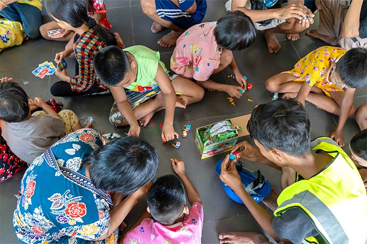 写真：おもちゃで遊ぶ子どもたち