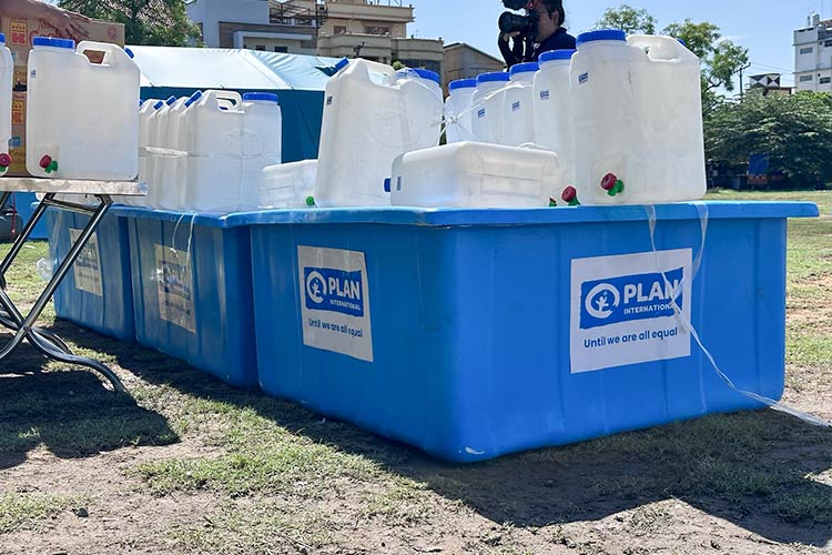 写真：被災地域に提供した貯水タンクと携行水タンク