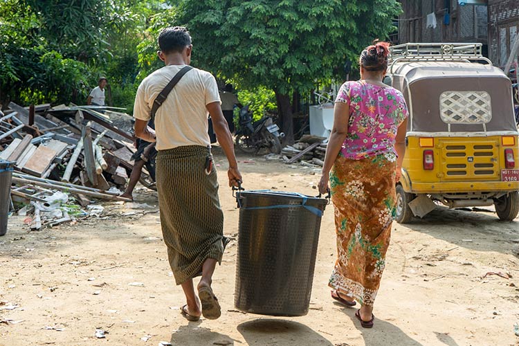 写真：衛生用品キットを受け取った家族。