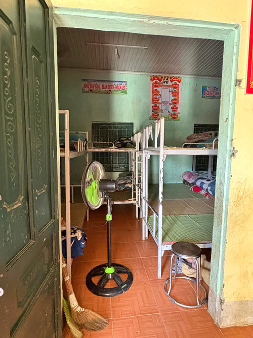 写真：狭い寄宿舎内の様子