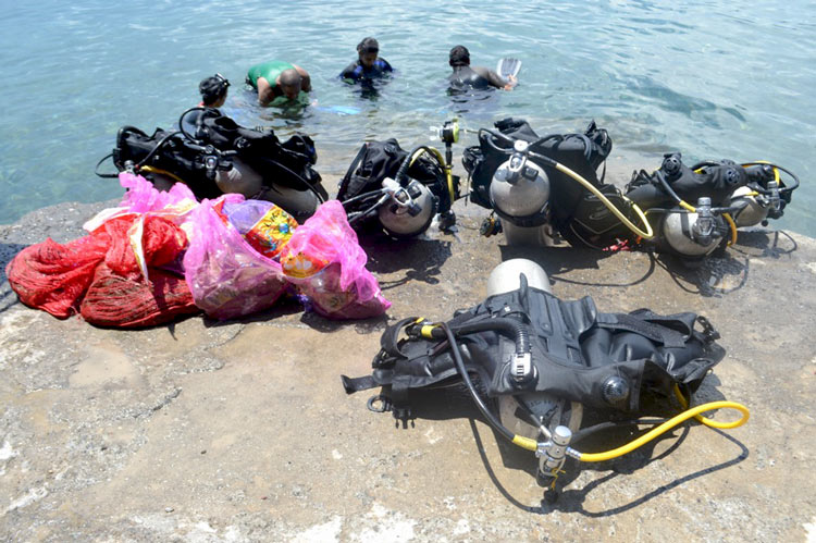 写真:ダイビングスポットの清掃活動（フィリピン）