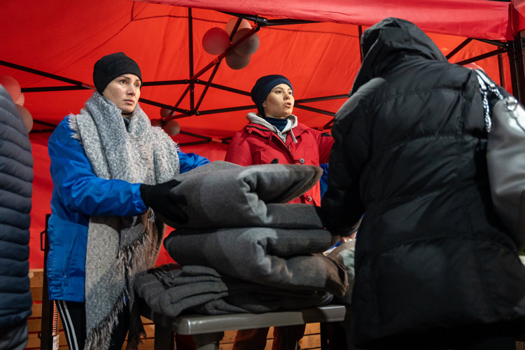 写真:ウクライナ難民に寝具を提供する人(モルドバ)