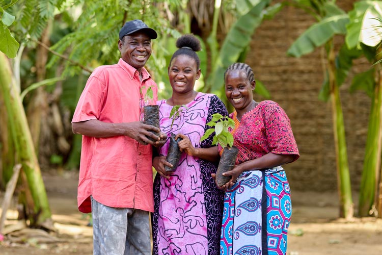 写真:森林再生のために植樹をする家族（ケニア）