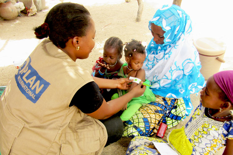 写真:栄養状態の確認（カメルーン）