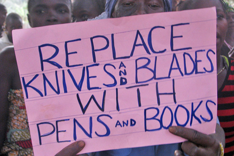 黒人女性が持っているプレート：Replace knives and Blades width pens and books