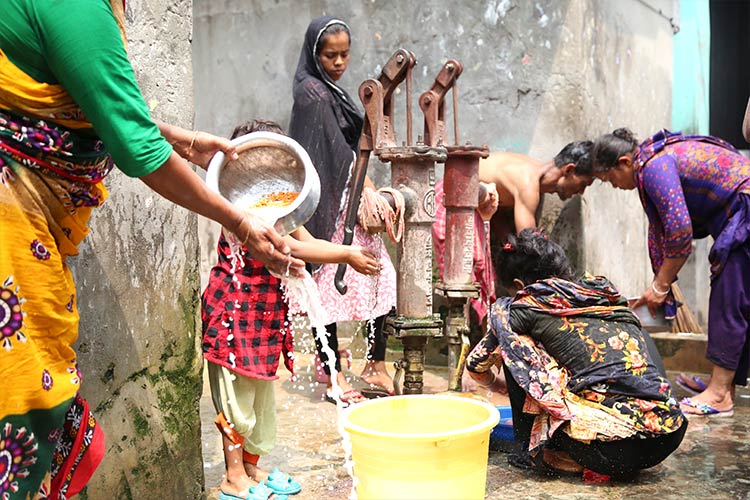 写真:スラム生活でする人々(バングラデシュ)