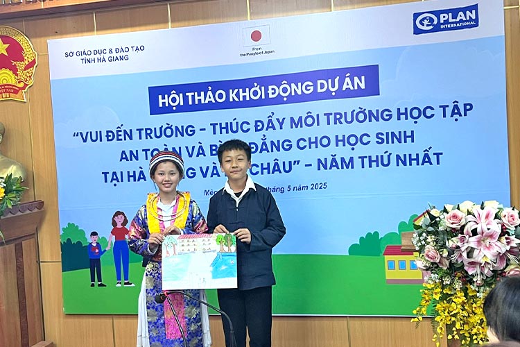 写真：プロジェクト開始会議で理想の校舎について発表する子どもたち（ティエンクアン省）