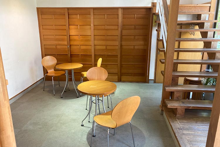 写真：木目調でアットホームな空間