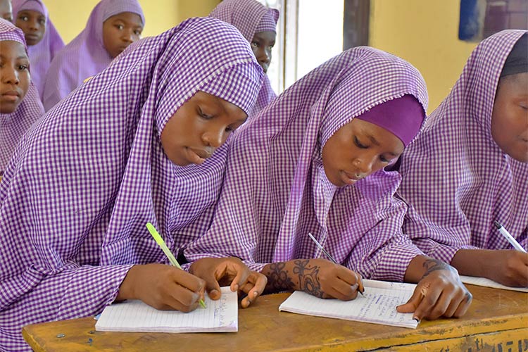 写真：ナイジェリア北東部の紛争の影響を受けている地域で学ぶ女の子たち