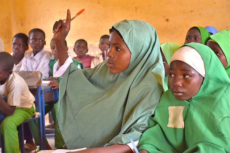 写真:ナイジェリア北東部の紛争の影響を受けている地域で学ぶ女の子たち