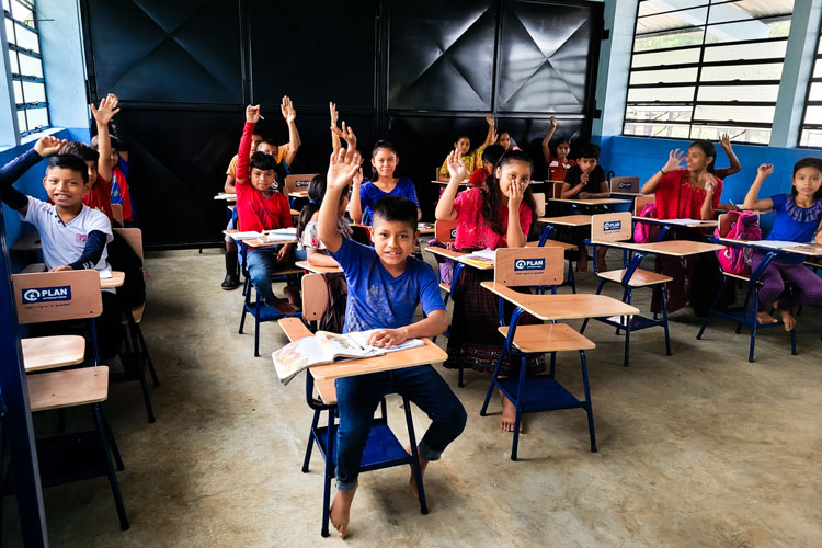 写真：新しい教室で学ぶ児童たち