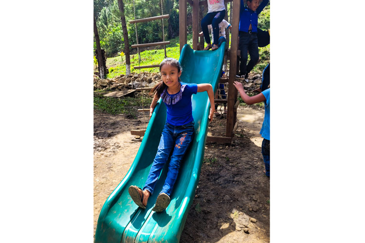 写真：支給した遊具で楽しく遊ぶ児童