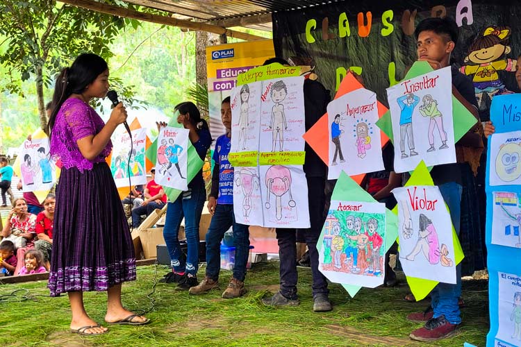 写真：セクシュアリティについて発表する児童