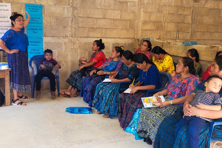 写真：保護者対象研修の様子