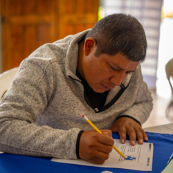 写真：アンヘルさん、小学校校長