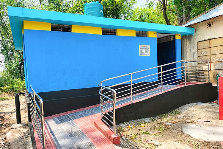 写真：完成したバリアフリーの男女別トイレ（外観）