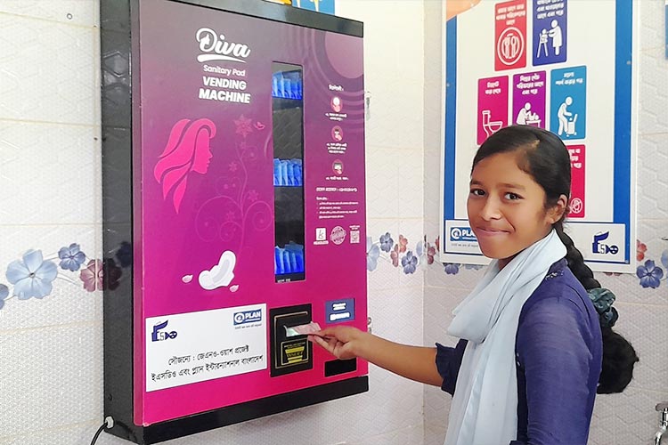 写真：設置された生理用ナプキンの自動販売機