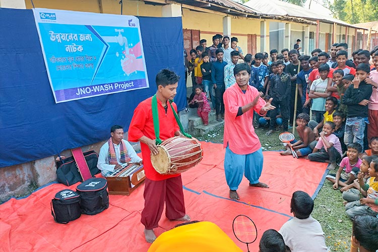 写真：コミュニティで上演された意識啓発劇