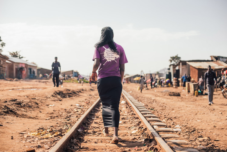 写真:徒歩で移動中に暴力を受ける女の子や女性も多い(ウガンダ)