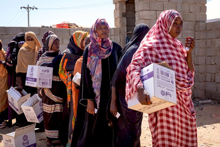 写真:支援物資を受け取る避難民(スーダン)