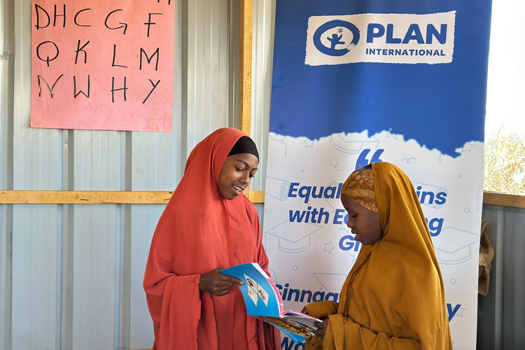 写真:学習センターで学ぶ女の子たち(ソマリア)