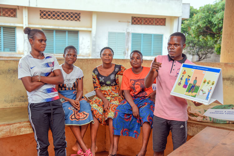 写真:SRHRについて学ぶ若者たち(ベナン))