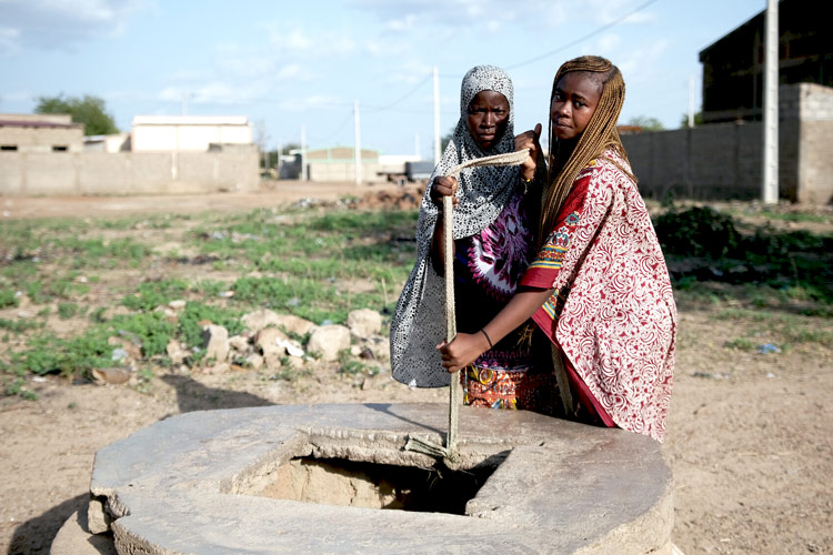 写真:古井戸の水を汲む女性たち(ブルキナファソ)
