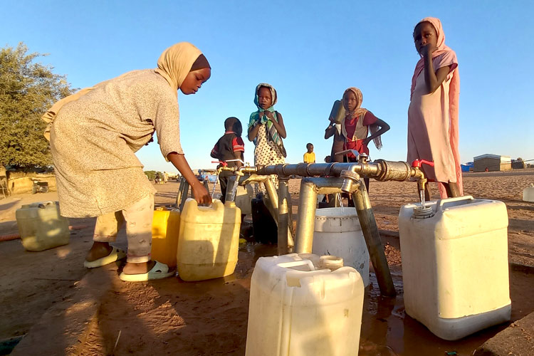 写真:水汲みは子どもや女性の仕事