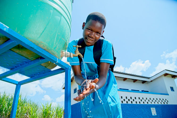 写真:新設されたトイレと手洗い場(ウガンダ)