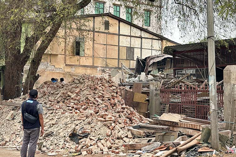 写真:地震の被害状況の調査(ミャンマー)