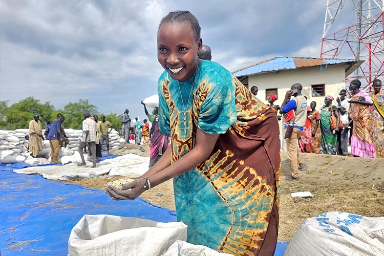写真:食料支援を受け取った女性(南スーダン)