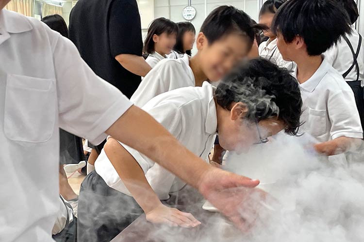 写真：ドライアイスの出現にびっくり