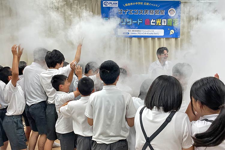 写真：ブリザードを全身に受けて大喜びの子どもたち