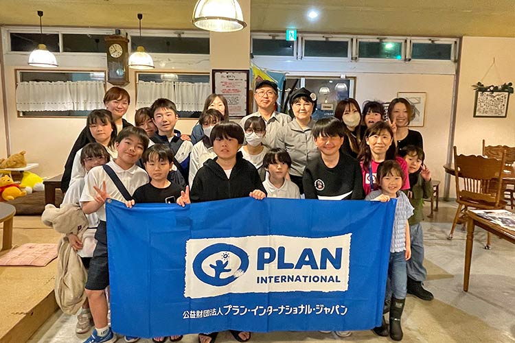 写真：皆で記念撮影。NPO法人おむすびの山本代表と石川さん（後列中央）