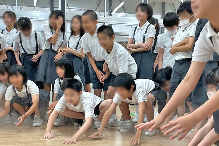 写真：床に広がった液体窒素を追いかけて