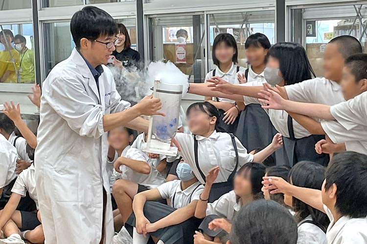 写真：床に広がった液体窒素を追いかけて