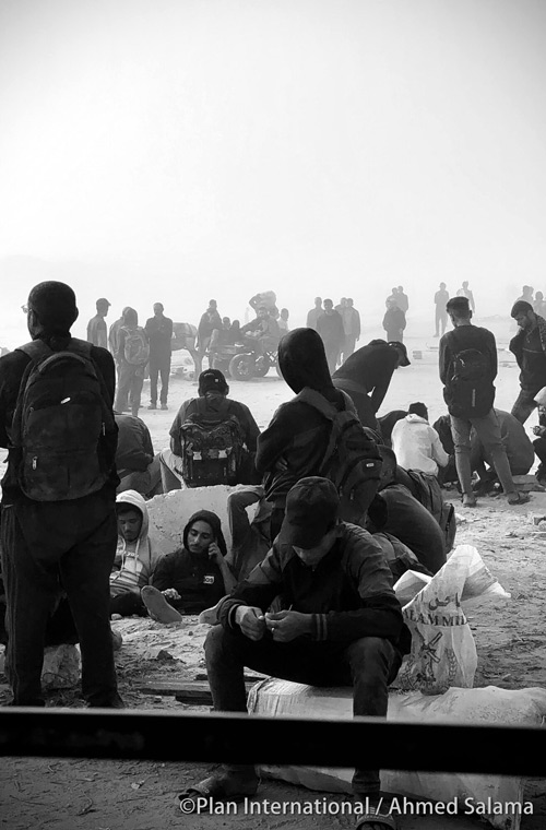 ガザで何時間も食料配布を待つ人々