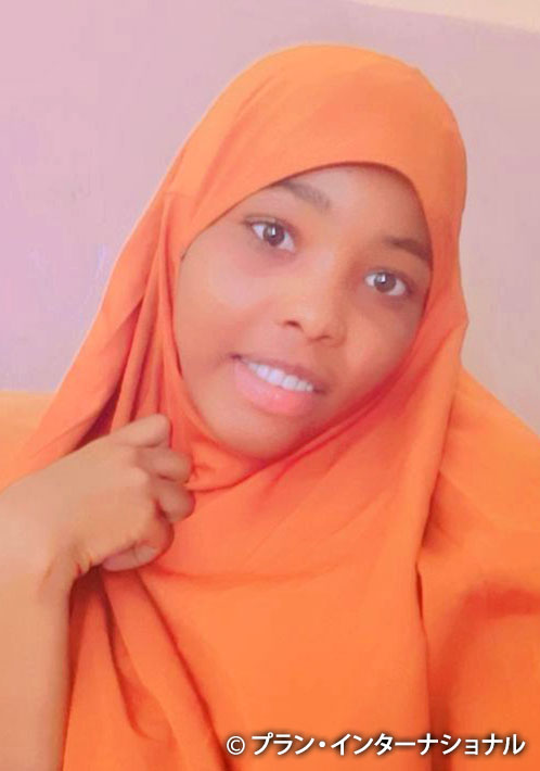 写真：ファティマさん - ECWプログラムの支援を受けた18歳の女子生徒