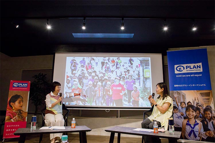 写真：現地での写真を振り返りながら対談をするお二人