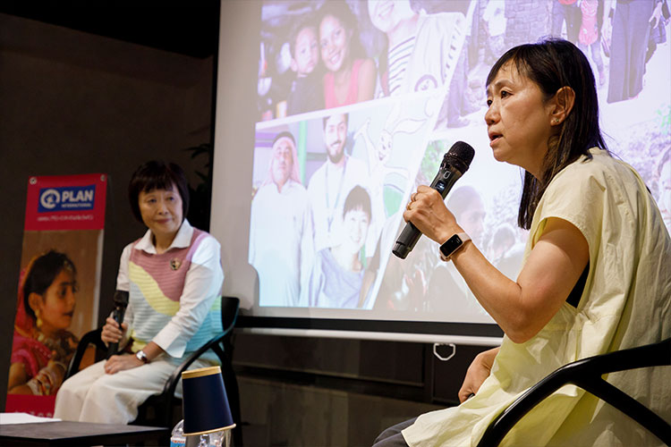 写真：ロヒンギャ難民キャンプの現状を説明する角田さん