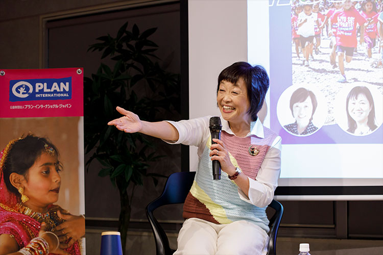 質疑応答で参加者のお名前を伺う増田さん（撮影：金井塚太郎）