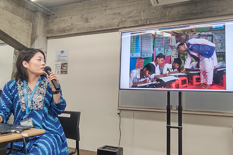 写真：男女別に行われている識字教育を紹介する内海職員