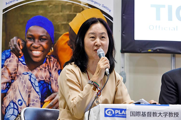 写真：パネルディスカッションを進行する西村氏