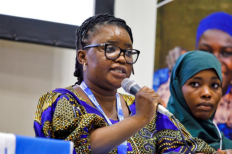 写真：プラン・ナイジェリアの活動を紹介するチェチェット職員