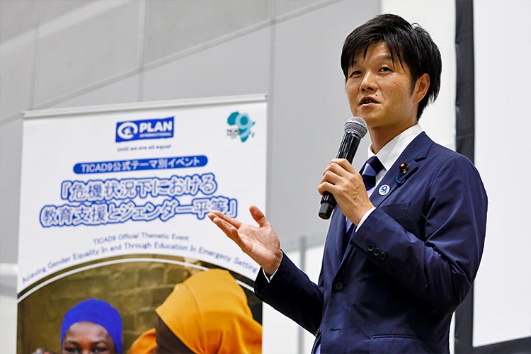 写真：ECWプロジェクト視察について語る鈴木議員