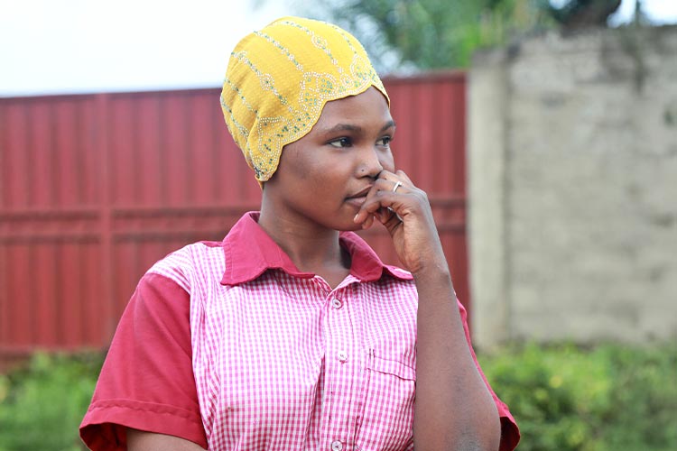 写真：当時を振り返るルマナさん