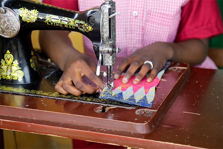 写真：写真：ミシンで縫製している様子
