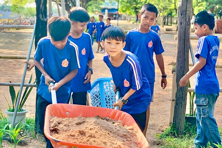 写真：手押し車も受け取りました！一度にたくさん運ぶことができます