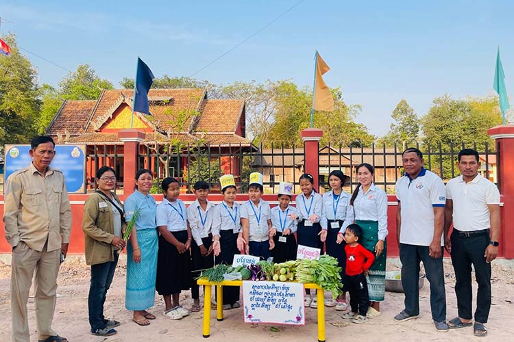 写真：学校菜園ではさまざまな種類の野菜を育てています