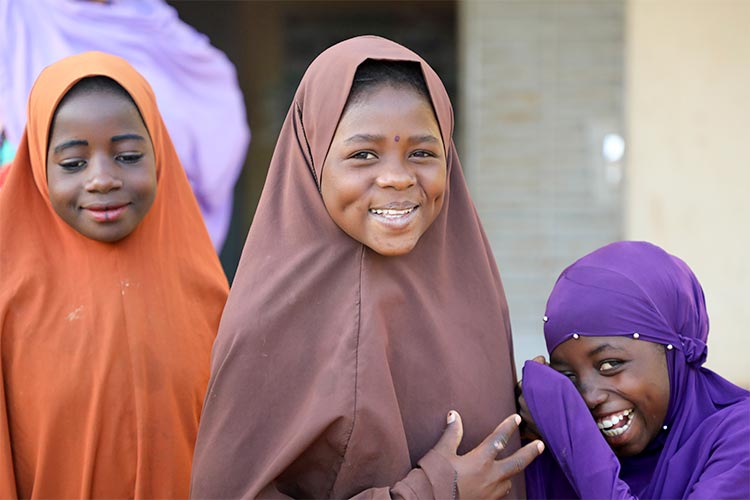 写真：早すぎる結婚を防止する活動に参加する女の子たち（ニジェール）